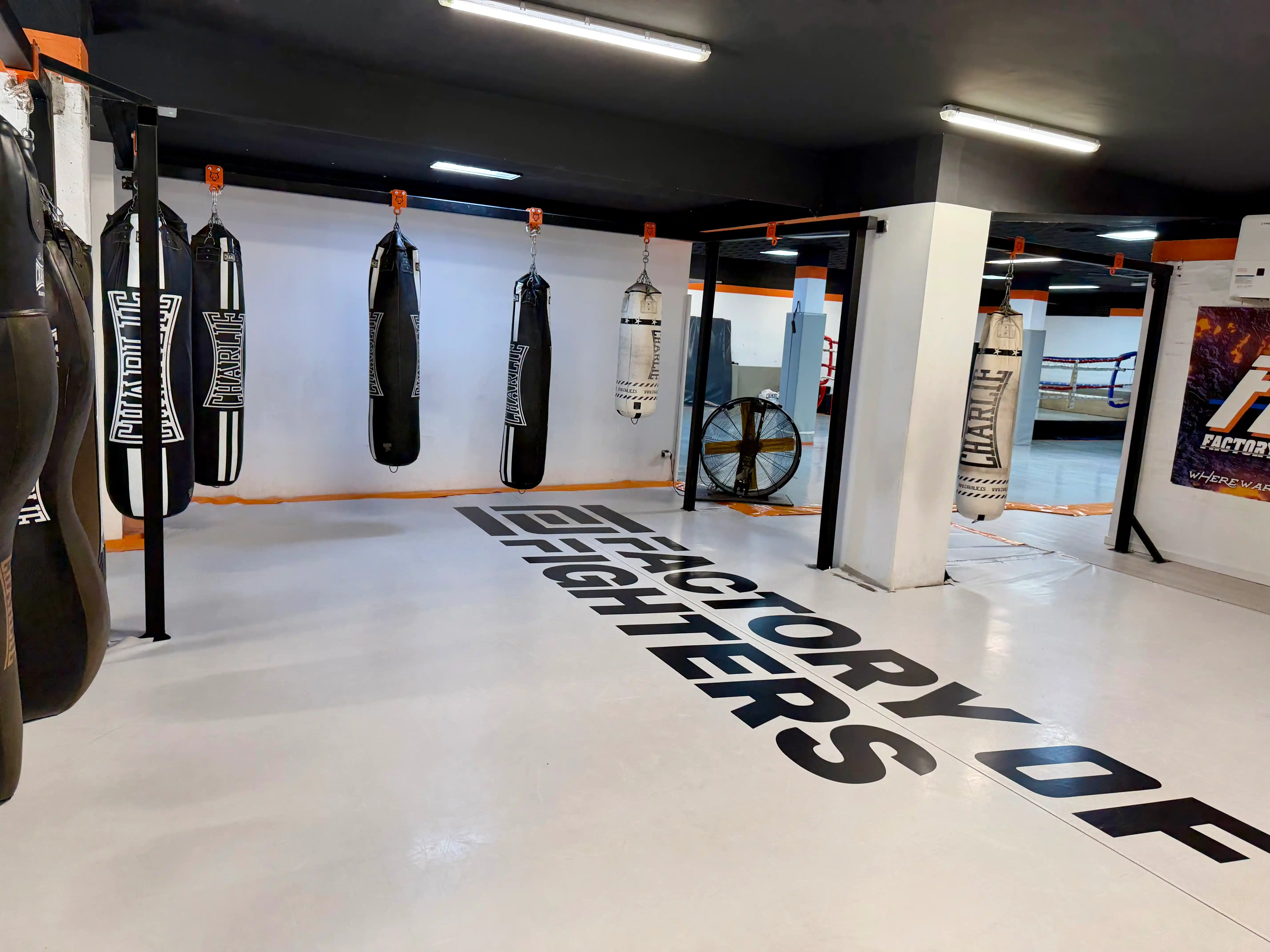 Joven entrenando boxeo en Factory of Fighters Vicálvaro